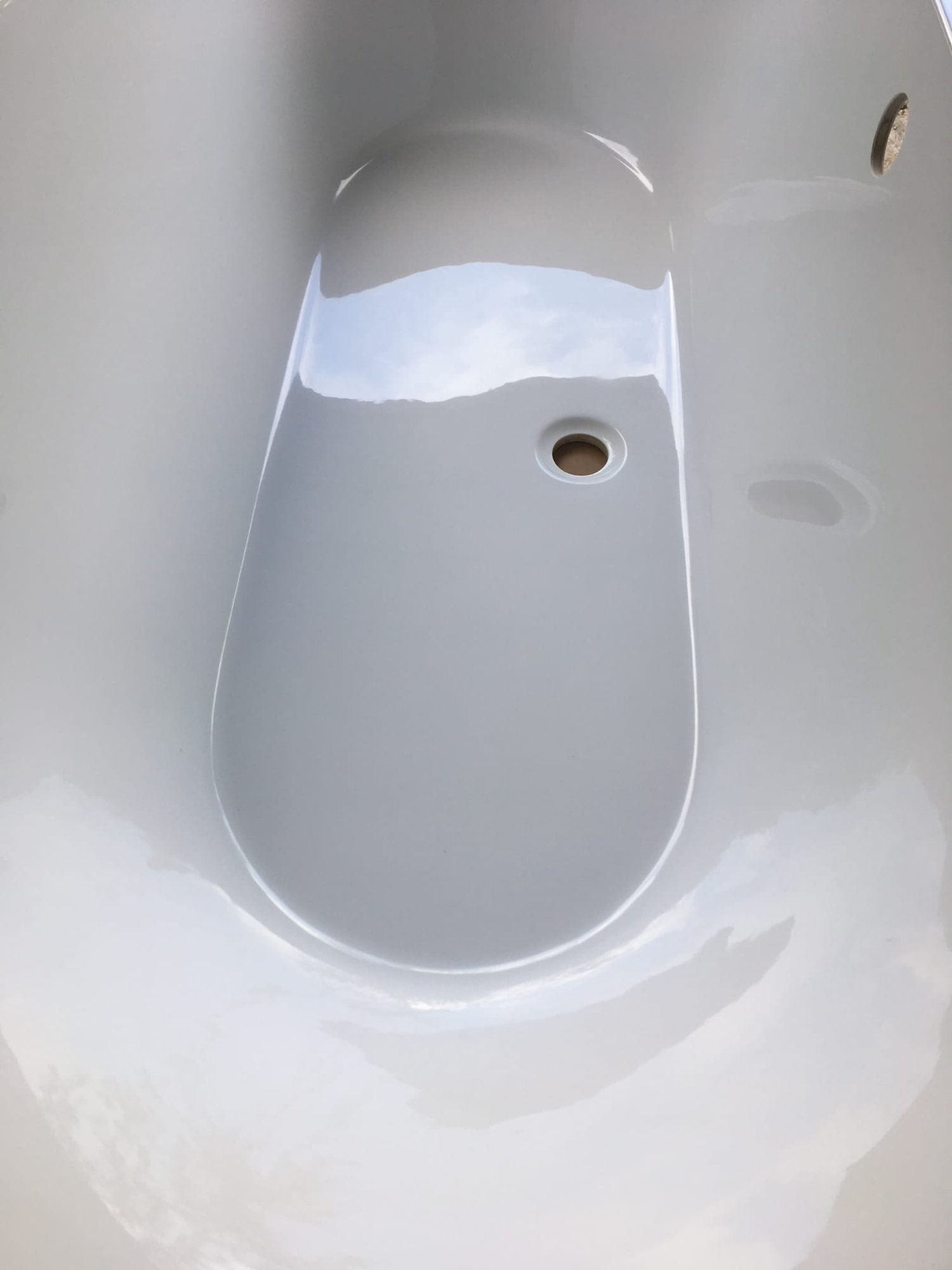 Bath after professional polishing - smooth and shiny